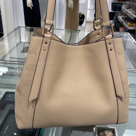 MICHAEL KORS ARLO LARGE GRAB BAG SHOULDER TOTE MK LEATHER GOLD~2 BAGS IN 1
Buff - Picture 6 of 16